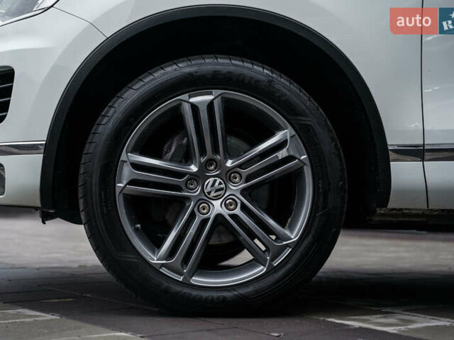 Белый Фольксваген Туарег, объемом двигателя 2.97 л и пробегом 120 тыс. км за 32000 $, фото 10 на Automoto.ua