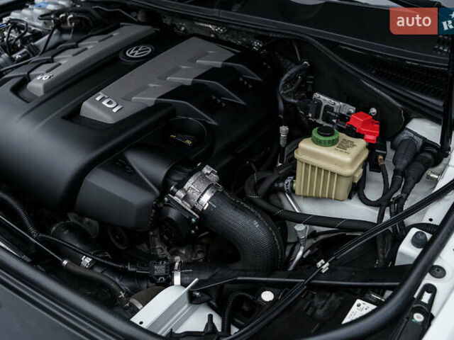 Белый Фольксваген Туарег, объемом двигателя 2.97 л и пробегом 120 тыс. км за 32000 $, фото 38 на Automoto.ua