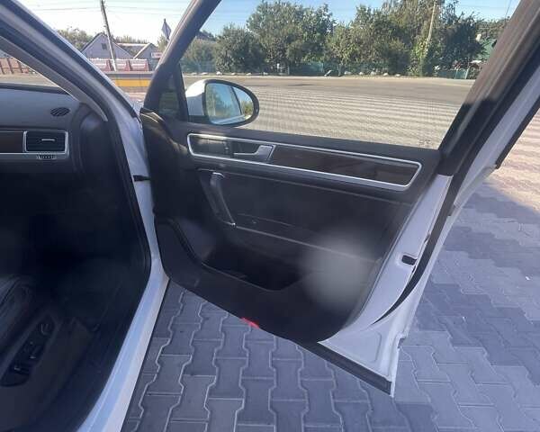 Фольксваген Туарег 2016 в Белой Церкве на Automoto.ua Белый Фольксваген Туарег, объемом двигателя 3 л и пробегом 264 тыс. км за 24500 $, фото 25 на Automoto.ua