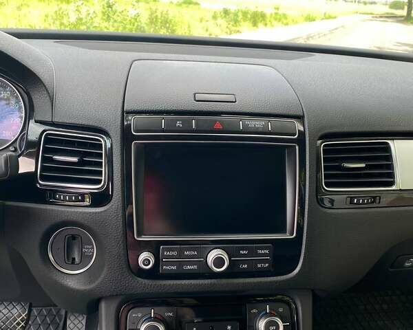 Білий Фольксваген Туарег, об'ємом двигуна 3 л та пробігом 222 тис. км за 24999 $, фото 12 на Automoto.ua