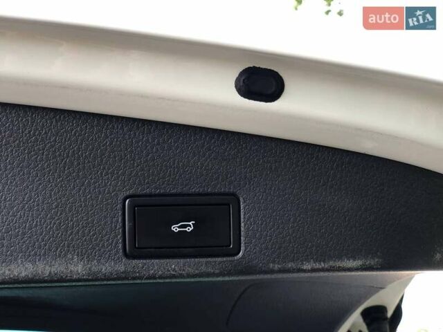 Білий Фольксваген Туарег, об'ємом двигуна 3 л та пробігом 222 тис. км за 24999 $, фото 35 на Automoto.ua