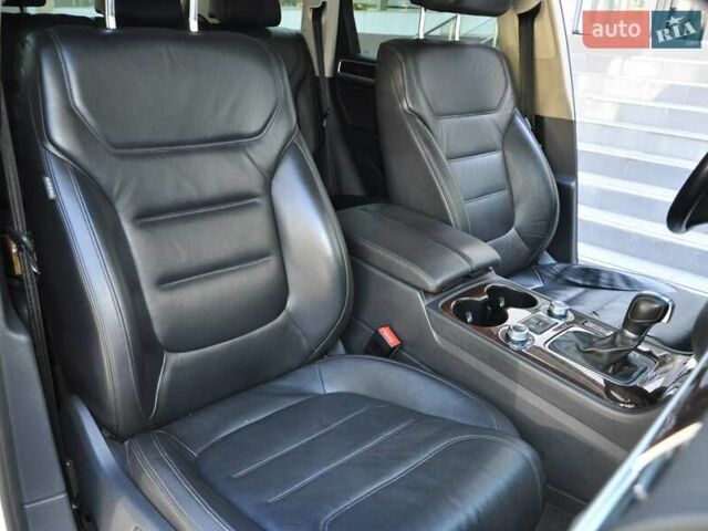 Белый Фольксваген Туарег, объемом двигателя 2.97 л и пробегом 263 тыс. км за 23000 $, фото 25 на Automoto.ua