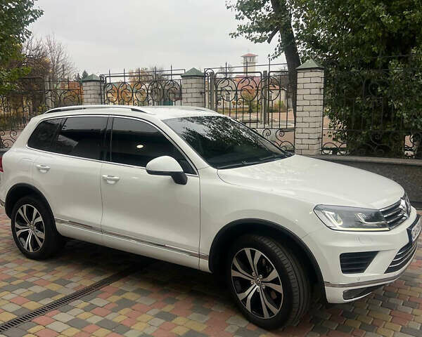 Белый Фольксваген Туарег, объемом двигателя 2.97 л и пробегом 188 тыс. км за 29200 $, фото 6 на Automoto.ua