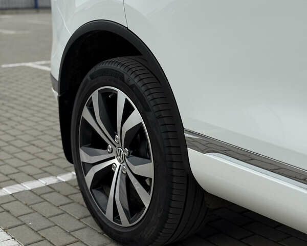 Білий Фольксваген Туарег, об'ємом двигуна 3 л та пробігом 135 тис. км за 32900 $, фото 20 на Automoto.ua