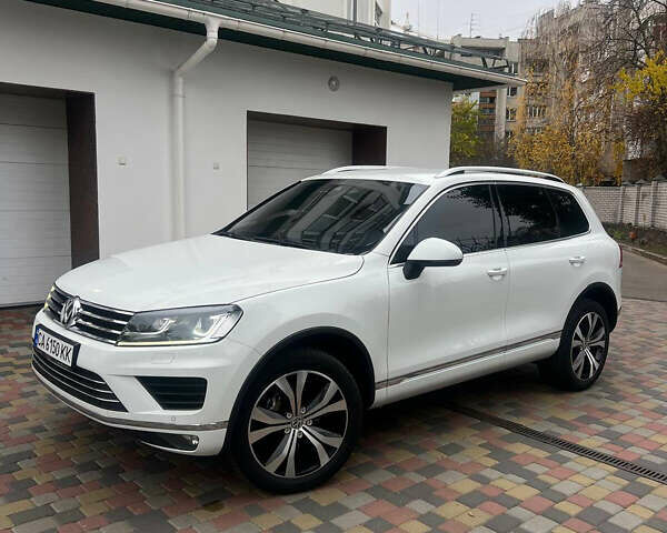 Белый Фольксваген Туарег, объемом двигателя 2.97 л и пробегом 188 тыс. км за 29200 $, фото 1 на Automoto.ua