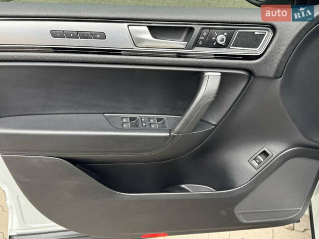 Белый Фольксваген Туарег, объемом двигателя 2.97 л и пробегом 418 тыс. км за 22900 $, фото 16 на Automoto.ua