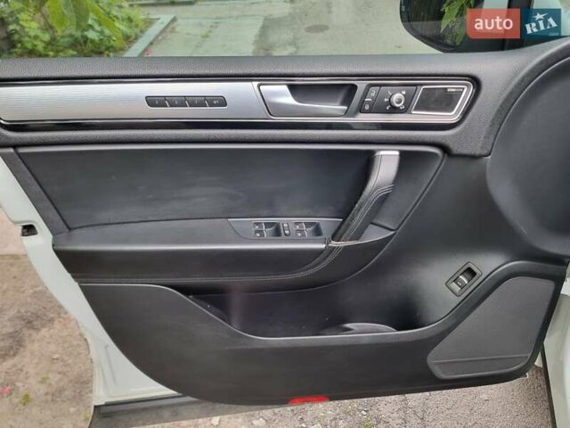 Белый Фольксваген Туарег, объемом двигателя 2.97 л и пробегом 237 тыс. км за 31000 $, фото 13 на Automoto.ua