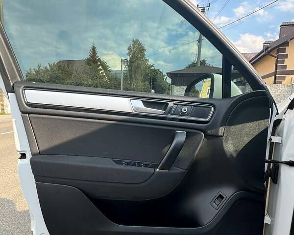 Фольксваген Туарег 2016 в Киеве на Automoto.ua Белый Фольксваген Туарег, объемом двигателя 3 л и пробегом 180 тыс. км за 22500 $, фото 33 на Automoto.ua