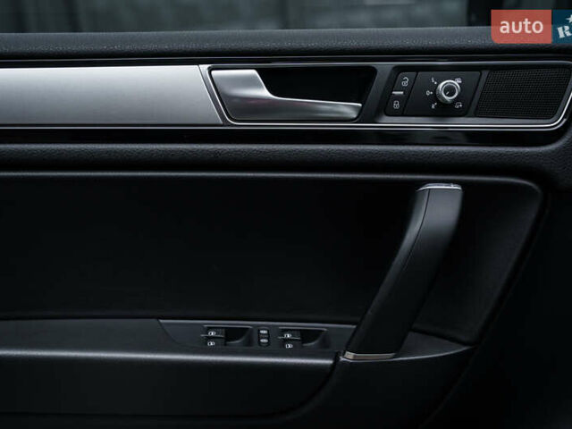 Белый Фольксваген Туарег, объемом двигателя 2.97 л и пробегом 120 тыс. км за 32000 $, фото 28 на Automoto.ua