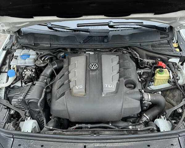 Білий Фольксваген Туарег, об'ємом двигуна 2.97 л та пробігом 270 тис. км за 23500 $, фото 8 на Automoto.ua