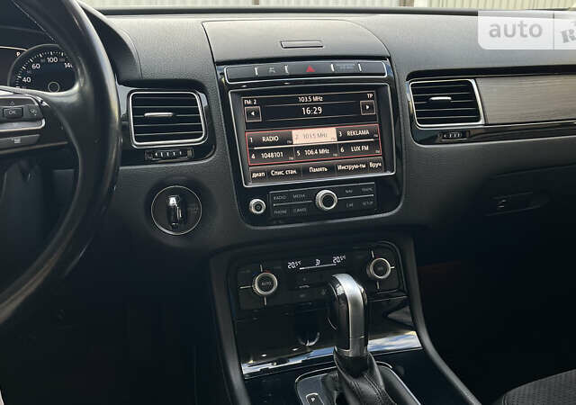 Білий Фольксваген Туарег, об'ємом двигуна 2.97 л та пробігом 300 тис. км за 21900 $, фото 29 на Automoto.ua