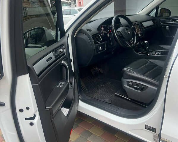 Белый Фольксваген Туарег, объемом двигателя 2.97 л и пробегом 188 тыс. км за 29200 $, фото 9 на Automoto.ua