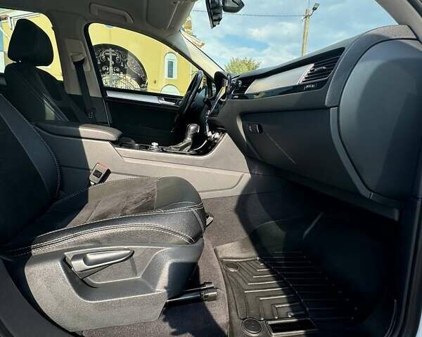 Фольксваген Туарег 2016 в Киеве на Automoto.ua Белый Фольксваген Туарег, объемом двигателя 3 л и пробегом 180 тыс. км за 22500 $, фото 26 на Automoto.ua