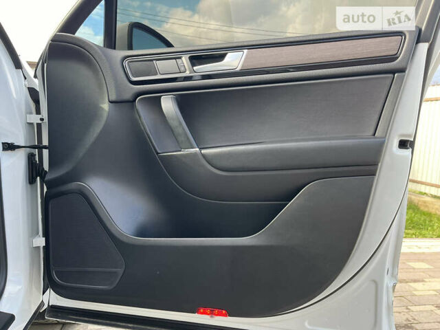 Білий Фольксваген Туарег, об'ємом двигуна 2.97 л та пробігом 300 тис. км за 21900 $, фото 41 на Automoto.ua