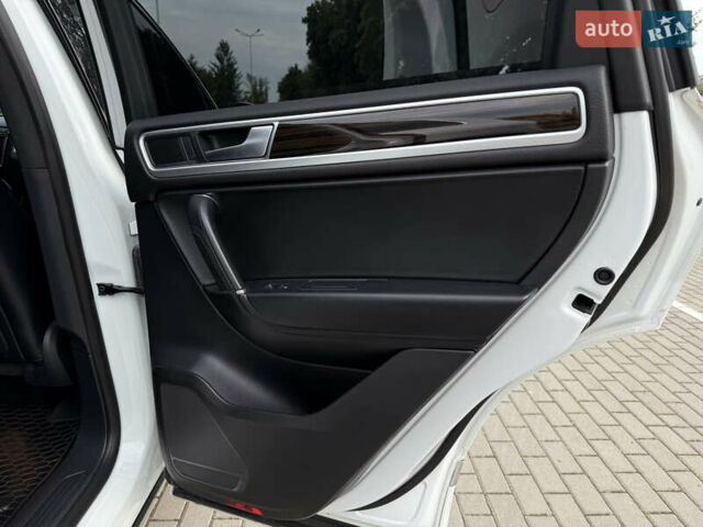 Білий Фольксваген Туарег, об'ємом двигуна 3 л та пробігом 135 тис. км за 32900 $, фото 39 на Automoto.ua