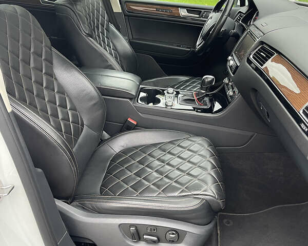 Фольксваген Туарег 2016 в Луцке на Automoto.ua Белый Фольксваген Туарег, объемом двигателя 2.97 л и пробегом 146 тыс. км за 33800 $, фото 44 на Automoto.ua