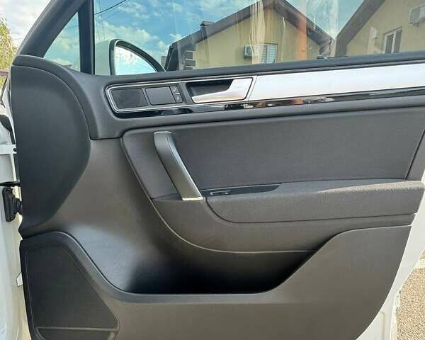 Фольксваген Туарег 2016 в Киеве на Automoto.ua Белый Фольксваген Туарег, объемом двигателя 3 л и пробегом 180 тыс. км за 22500 $, фото 27 на Automoto.ua