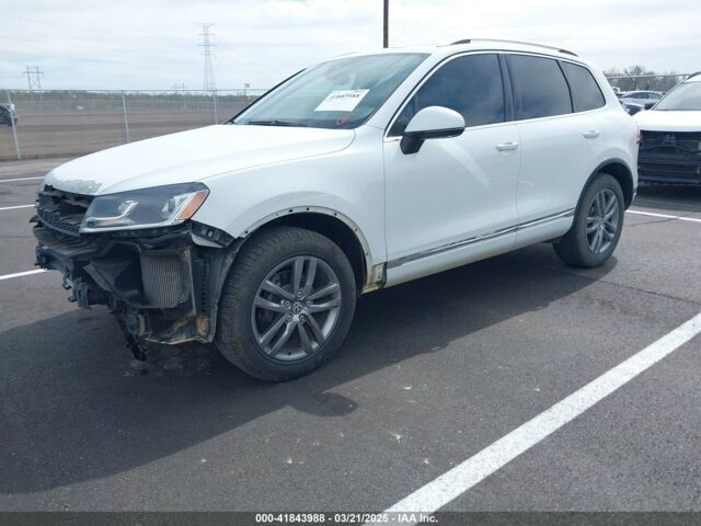 Белый Фольксваген Туарег, объемом двигателя 3 л и пробегом 196 тыс. км за 18900 $, фото 2 на Automoto.ua