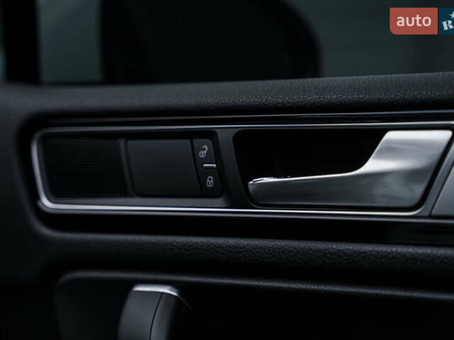 Белый Фольксваген Туарег, объемом двигателя 2.97 л и пробегом 120 тыс. км за 32000 $, фото 23 на Automoto.ua