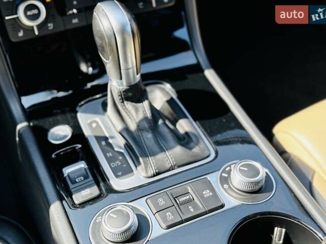 Белый Фольксваген Туарег, объемом двигателя 2.97 л и пробегом 172 тыс. км за 31500 $, фото 31 на Automoto.ua