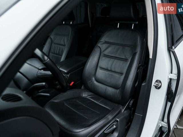 Белый Фольксваген Туарег, объемом двигателя 2.97 л и пробегом 120 тыс. км за 32000 $, фото 31 на Automoto.ua