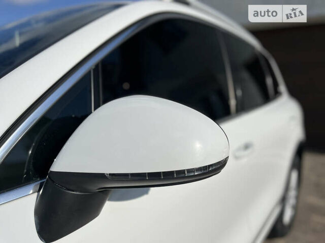 Білий Фольксваген Туарег, об'ємом двигуна 2.97 л та пробігом 300 тис. км за 21900 $, фото 15 на Automoto.ua