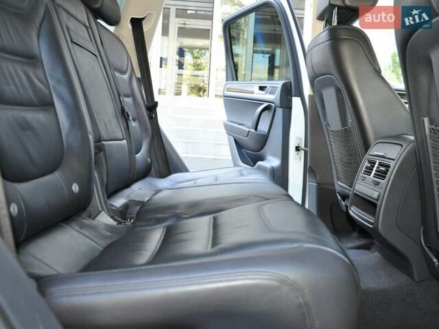 Белый Фольксваген Туарег, объемом двигателя 2.97 л и пробегом 263 тыс. км за 23000 $, фото 20 на Automoto.ua