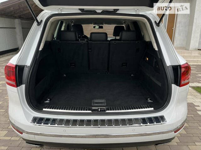 Білий Фольксваген Туарег, об'ємом двигуна 2.97 л та пробігом 300 тис. км за 21900 $, фото 45 на Automoto.ua