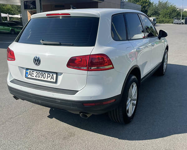 Белый Фольксваген Туарег, объемом двигателя 2.97 л и пробегом 185 тыс. км за 29500 $, фото 2 на Automoto.ua