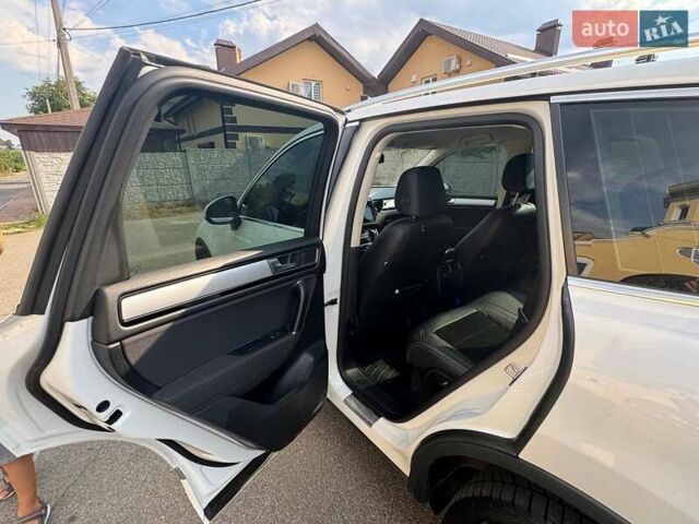 Фольксваген Туарег 2016 в Киеве на Automoto.ua Белый Фольксваген Туарег, объемом двигателя 3 л и пробегом 180 тыс. км за 22500 $, фото 36 на Automoto.ua