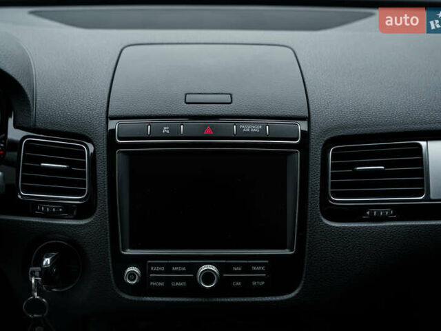 Белый Фольксваген Туарег, объемом двигателя 2.97 л и пробегом 120 тыс. км за 32000 $, фото 22 на Automoto.ua