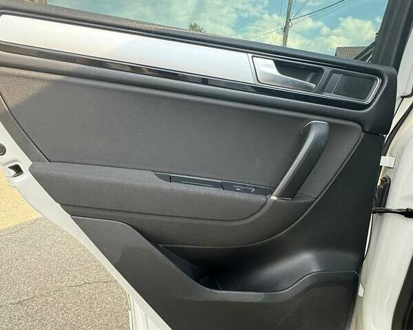 Фольксваген Туарег 2016 в Киеве на Automoto.ua Белый Фольксваген Туарег, объемом двигателя 3 л и пробегом 180 тыс. км за 22500 $, фото 31 на Automoto.ua