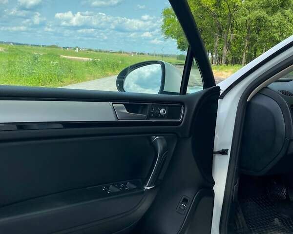 Білий Фольксваген Туарег, об'ємом двигуна 3 л та пробігом 222 тис. км за 24999 $, фото 7 на Automoto.ua