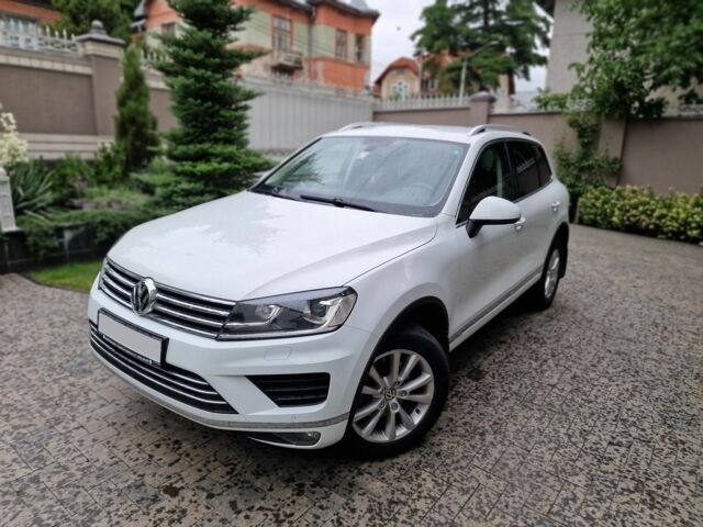 Белый Фольксваген Туарег, объемом двигателя 3 л и пробегом 105 тыс. км за 31288 $, фото 3 на Automoto.ua