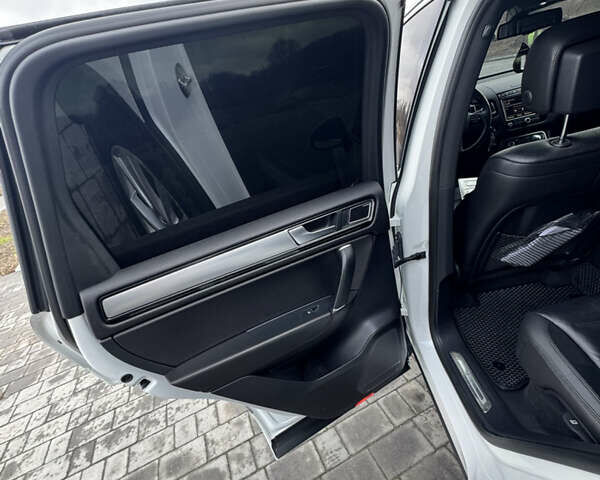 Білий Фольксваген Туарег, об'ємом двигуна 3 л та пробігом 131 тис. км за 34800 $, фото 22 на Automoto.ua