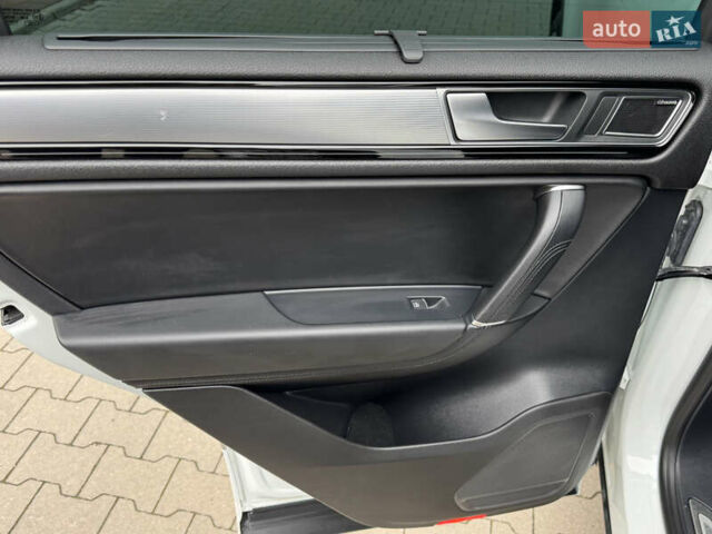 Белый Фольксваген Туарег, объемом двигателя 2.97 л и пробегом 418 тыс. км за 22900 $, фото 27 на Automoto.ua