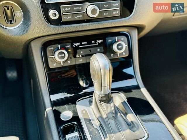 Белый Фольксваген Туарег, объемом двигателя 2.97 л и пробегом 172 тыс. км за 31500 $, фото 30 на Automoto.ua