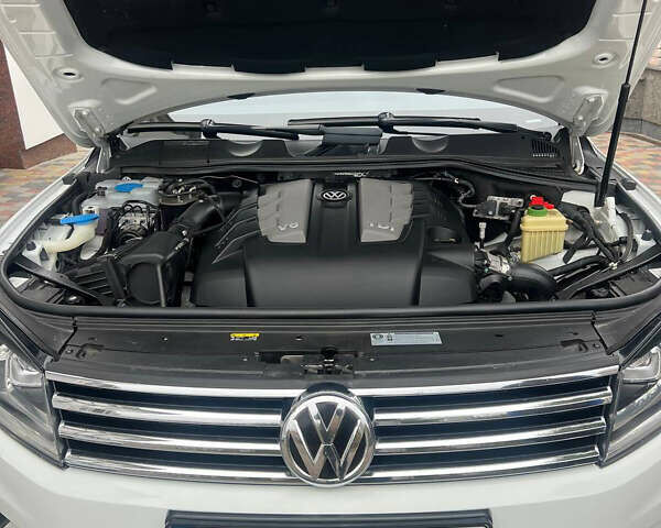 Белый Фольксваген Туарег, объемом двигателя 2.97 л и пробегом 188 тыс. км за 29200 $, фото 42 на Automoto.ua