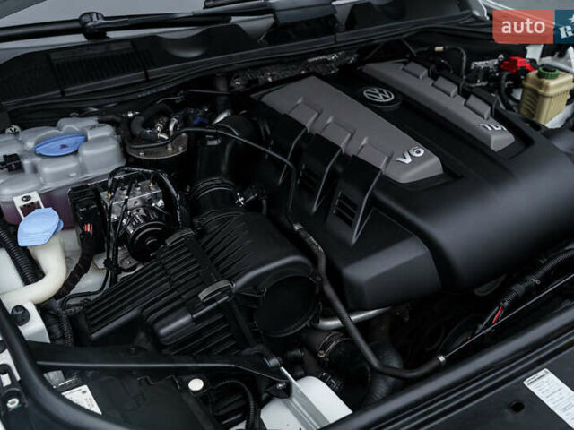 Белый Фольксваген Туарег, объемом двигателя 2.97 л и пробегом 120 тыс. км за 32000 $, фото 39 на Automoto.ua