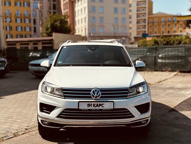 Белый Фольксваген Туарег, объемом двигателя 2.97 л и пробегом 172 тыс. км за 31500 $, фото 1 на Automoto.ua