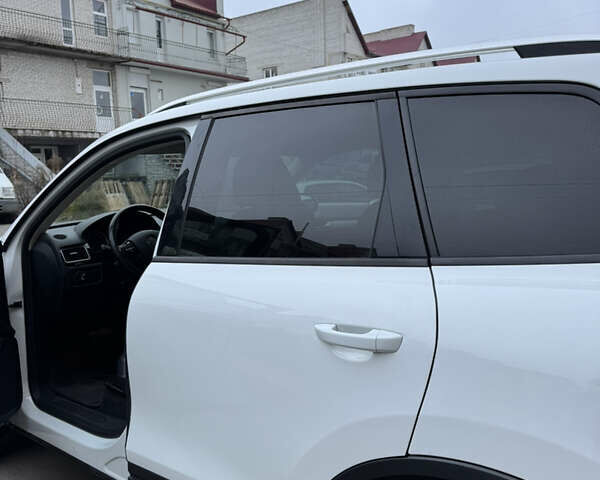 Білий Фольксваген Туарег, об'ємом двигуна 2.97 л та пробігом 270 тис. км за 23500 $, фото 5 на Automoto.ua