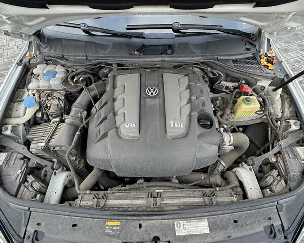 Білий Фольксваген Туарег, об'ємом двигуна 3 л та пробігом 131 тис. км за 34800 $, фото 26 на Automoto.ua