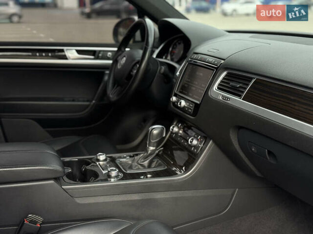 Білий Фольксваген Туарег, об'ємом двигуна 3 л та пробігом 135 тис. км за 32900 $, фото 46 на Automoto.ua