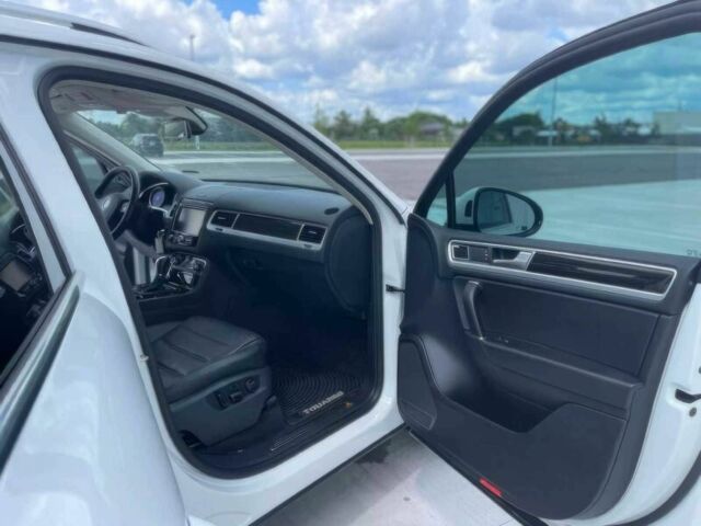 Белый Фольксваген Туарег, объемом двигателя 3.6 л и пробегом 71 тыс. км за 7500 $, фото 8 на Automoto.ua