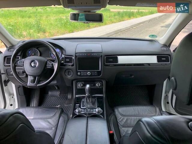 Білий Фольксваген Туарег, об'ємом двигуна 3 л та пробігом 222 тис. км за 24999 $, фото 30 на Automoto.ua
