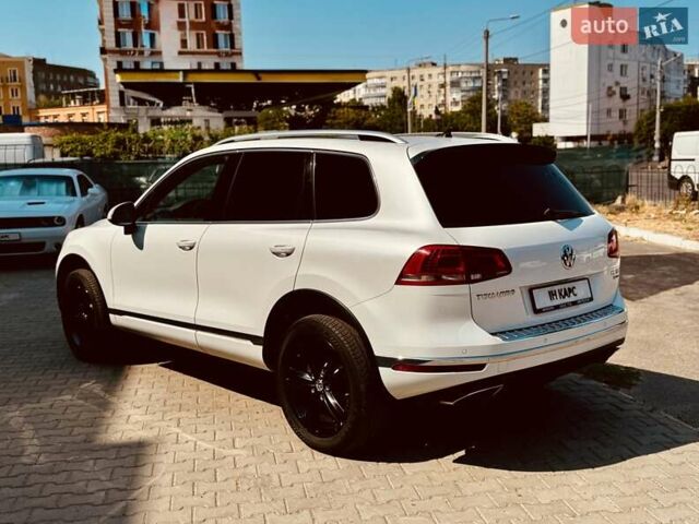 Белый Фольксваген Туарег, объемом двигателя 2.97 л и пробегом 172 тыс. км за 31500 $, фото 2 на Automoto.ua