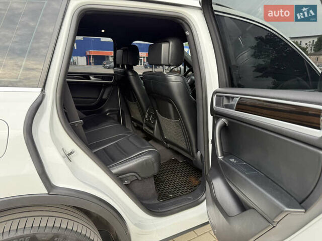 Білий Фольксваген Туарег, об'ємом двигуна 3 л та пробігом 135 тис. км за 32900 $, фото 38 на Automoto.ua