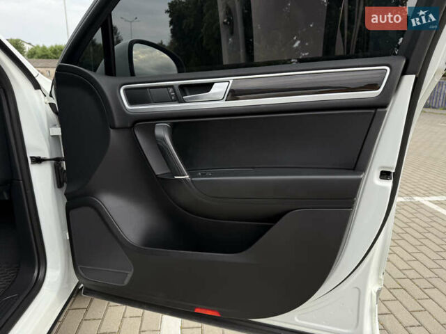 Білий Фольксваген Туарег, об'ємом двигуна 3 л та пробігом 135 тис. км за 32900 $, фото 44 на Automoto.ua