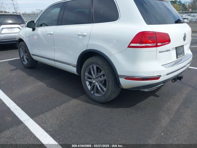 Белый Фольксваген Туарег, объемом двигателя 3 л и пробегом 196 тыс. км за 18900 $, фото 3 на Automoto.ua