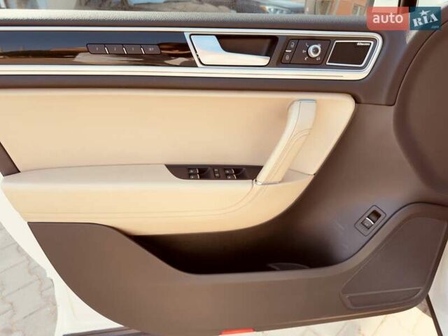 Белый Фольксваген Туарег, объемом двигателя 2.97 л и пробегом 172 тыс. км за 31500 $, фото 11 на Automoto.ua